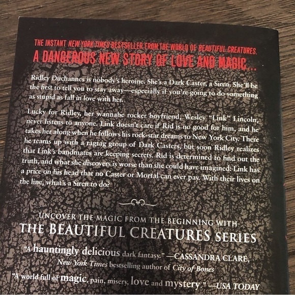 Dangerous Creatures by: Kami Garcia & Margaret Stahl paperback book - Picture 5 of 5